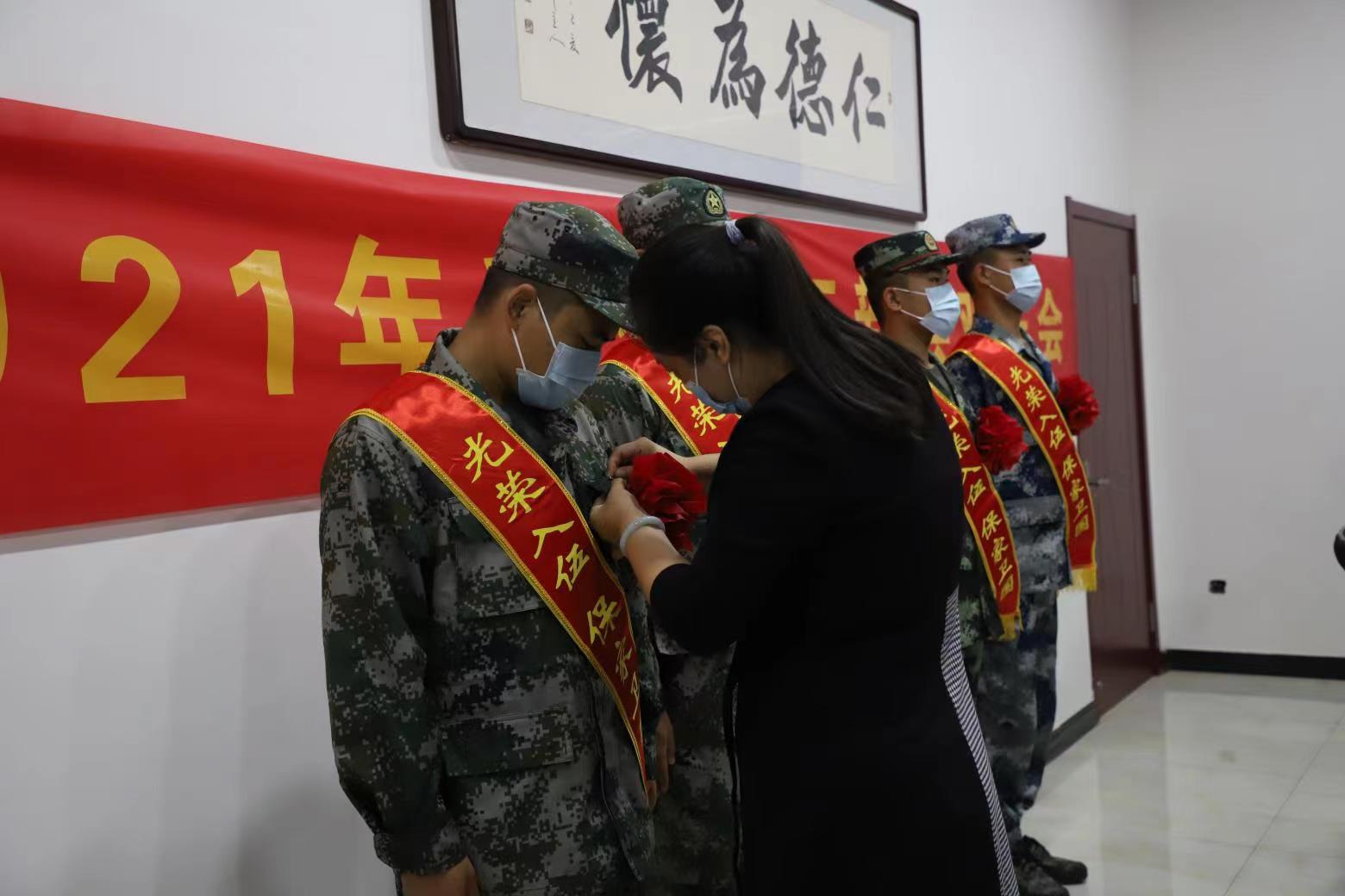 图:辅导员为新兵入伍学生佩戴鲜花.jpg